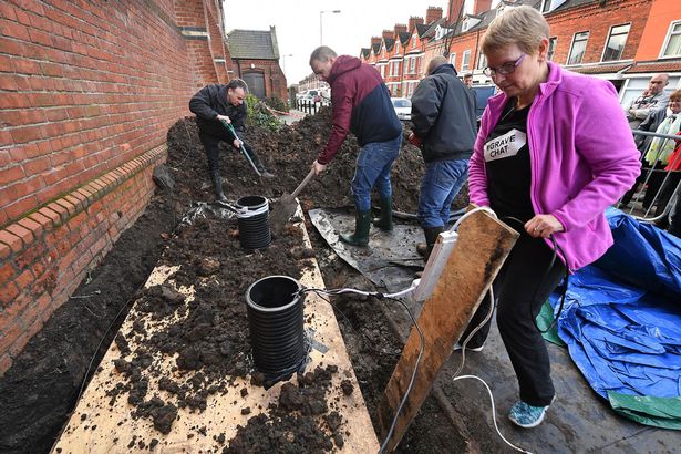英老人躺棺材埋地下直播“死亡” 劝人珍惜生命