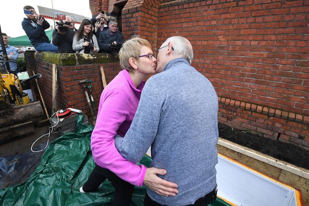 英老人躺棺材埋地下直播“死亡” 劝人珍惜生命