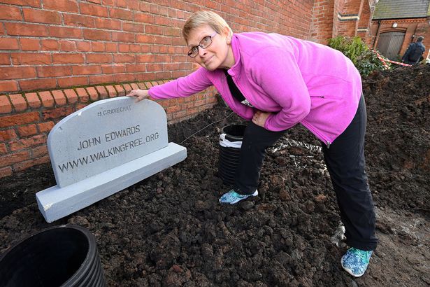 英老人躺棺材埋地下直播“死亡” 劝人珍惜生命