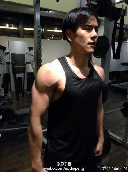 高校老师酷似彭于晏 上课堂堂爆满网友求蹭课