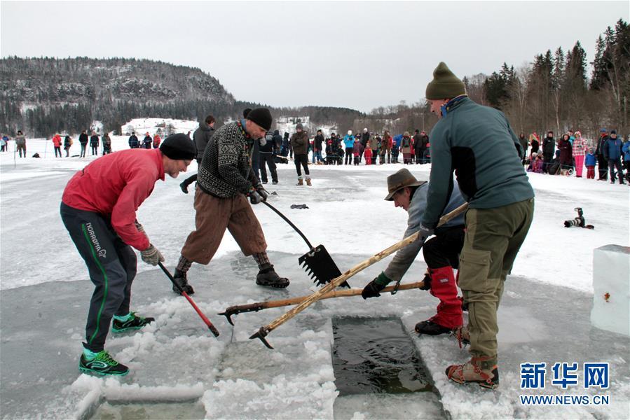 挪威举行传统采冰比赛