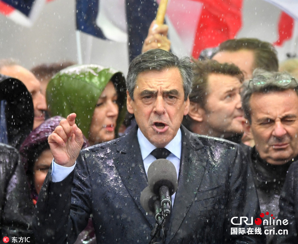 菲永坚持参加法国大选 冒雨求支持全身湿透
