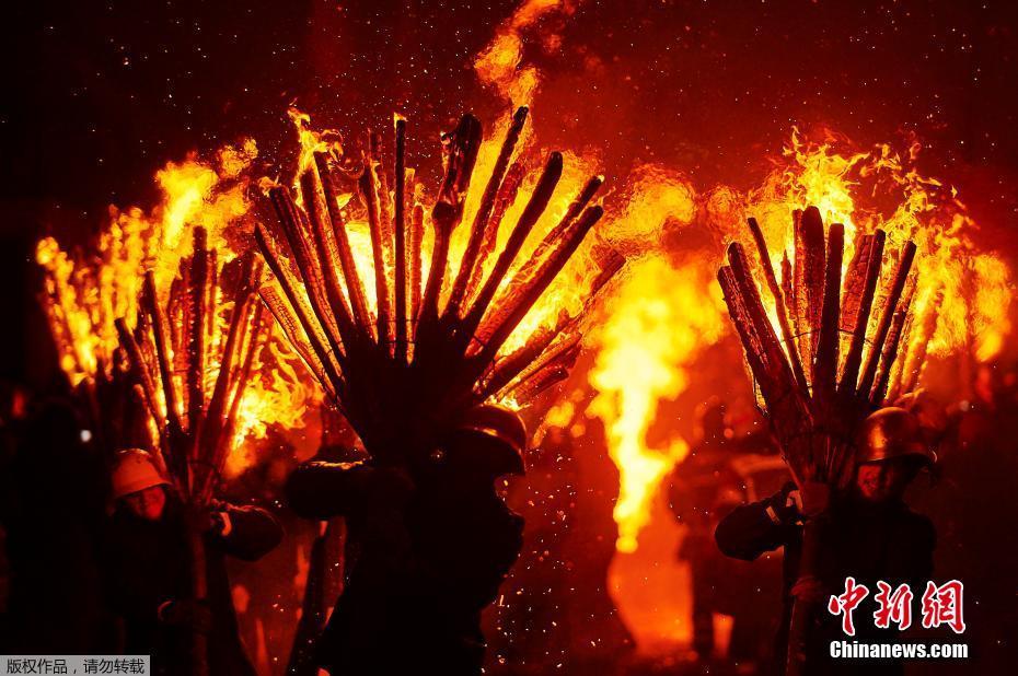 瑞士民众迎圣灰节火光冲天