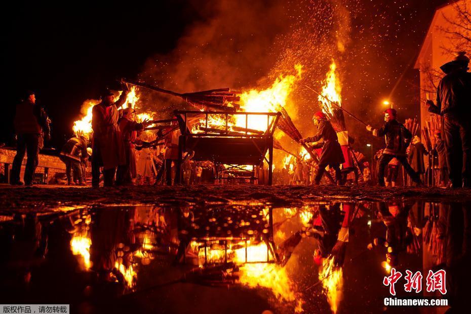 瑞士民众迎圣灰节火光冲天