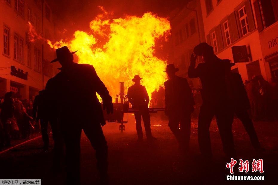 瑞士民众迎圣灰节火光冲天