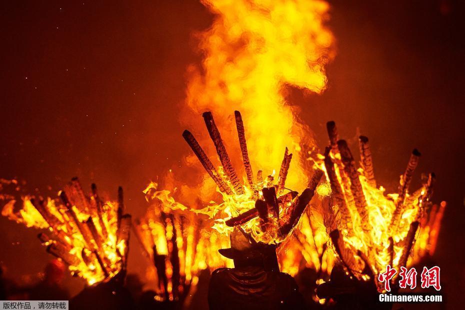 瑞士民众迎圣灰节火光冲天