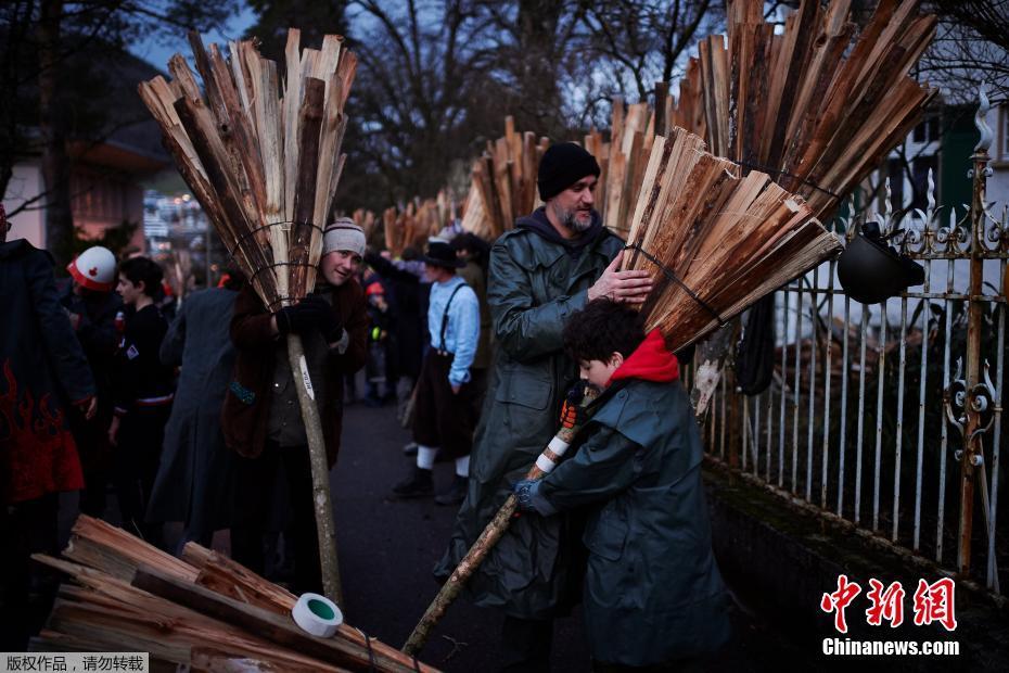 瑞士民众迎圣灰节火光冲天