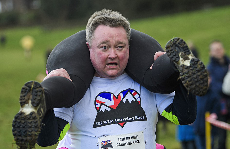 英举行背老婆大赛 夫妇齐心协力闯关