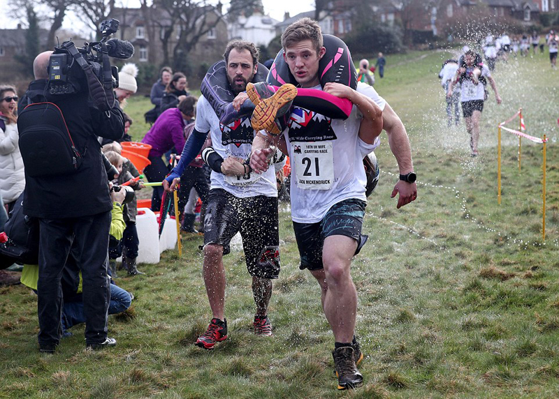 英举行背老婆大赛 夫妇齐心协力闯关