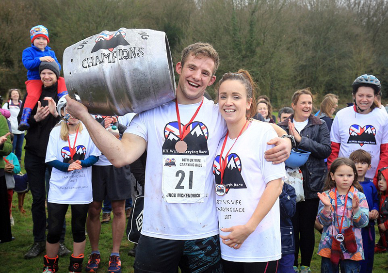 英举行背老婆大赛 夫妇齐心协力闯关