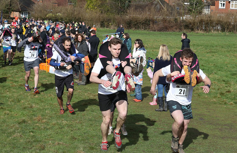 英举行背老婆大赛 夫妇齐心协力闯关