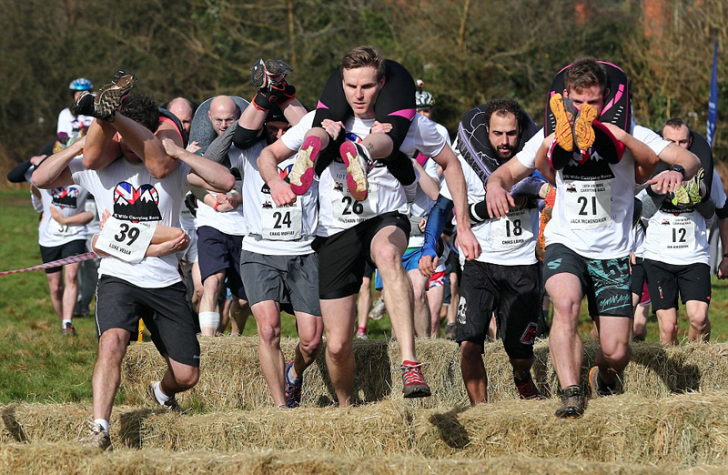 英举行背老婆大赛 夫妇齐心协力闯关