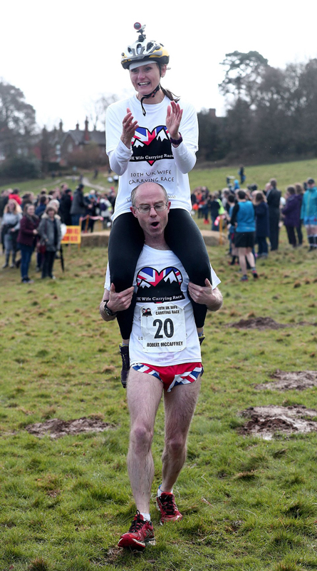 英举行背老婆大赛 夫妇齐心协力闯关