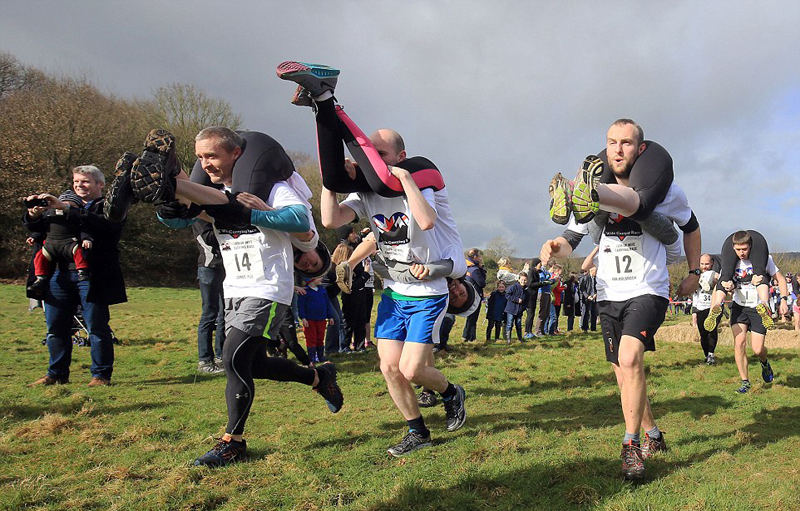 英举行背老婆大赛 夫妇齐心协力闯关