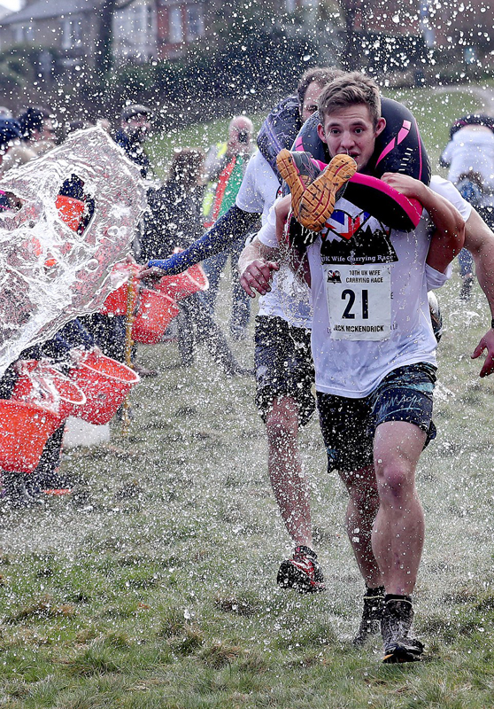 英举行背老婆大赛 夫妇齐心协力闯关