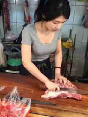 “初恋脸”美女卖猪肉爆红