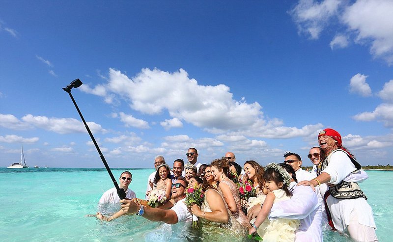 美夫妻海中结婚 新娘坚信自己是美人鱼