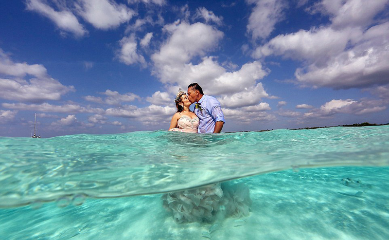 美夫妻海中结婚 新娘坚信自己是美人鱼