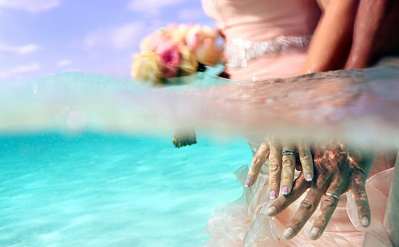 美夫妻海中结婚 新娘坚信自己是美人鱼