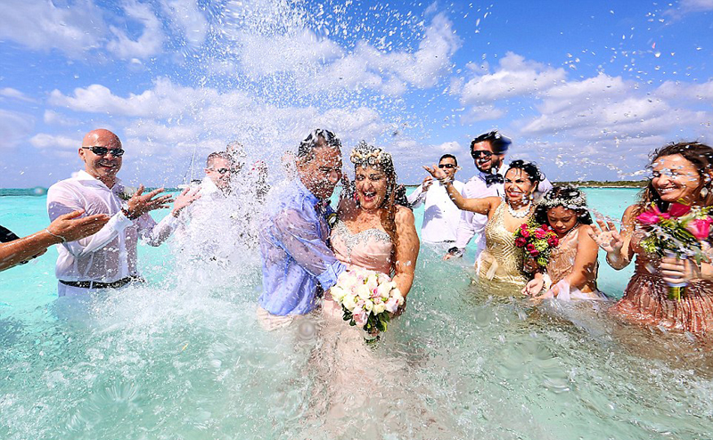 美夫妻海中结婚 新娘坚信自己是美人鱼