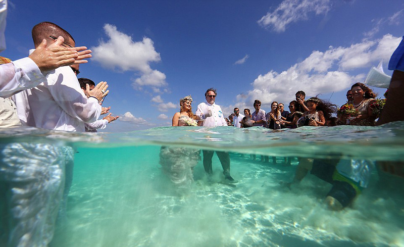 美夫妻海中结婚 新娘坚信自己是美人鱼