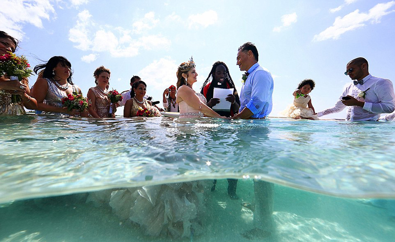 美夫妻海中结婚 新娘坚信自己是美人鱼