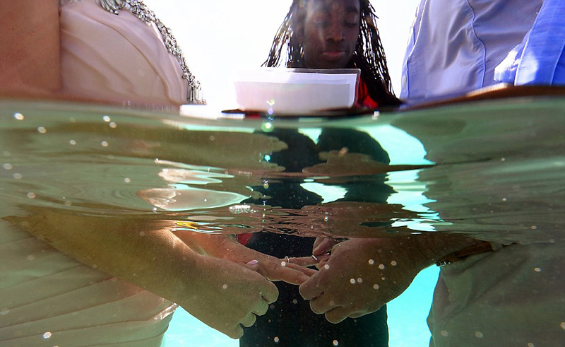 美夫妻海中结婚 新娘坚信自己是美人鱼