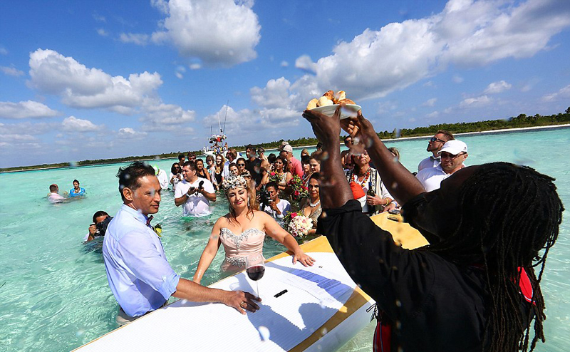 美夫妻海中结婚 新娘坚信自己是美人鱼