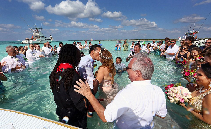 美夫妻海中结婚 新娘坚信自己是美人鱼