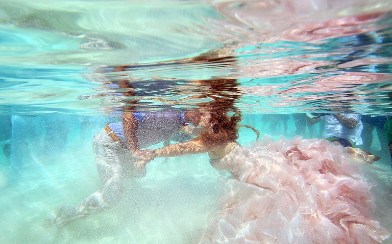 美夫妻海中结婚 新娘坚信自己是美人鱼