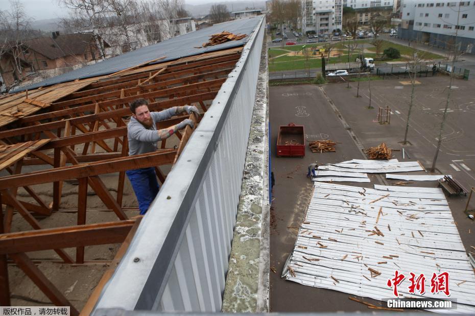 法国强风暴“宙斯”吹翻小学屋顶钢板
