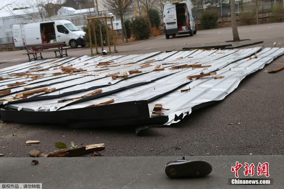 法国强风暴“宙斯”吹翻小学屋顶钢板