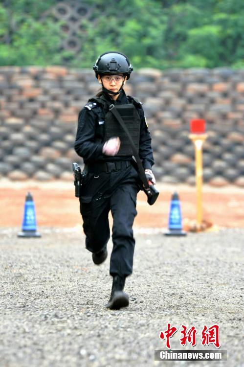 四川80后女特警不爱红妆爱武装