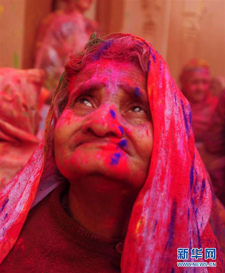 印度“寡妇之城”庆祝洒红节