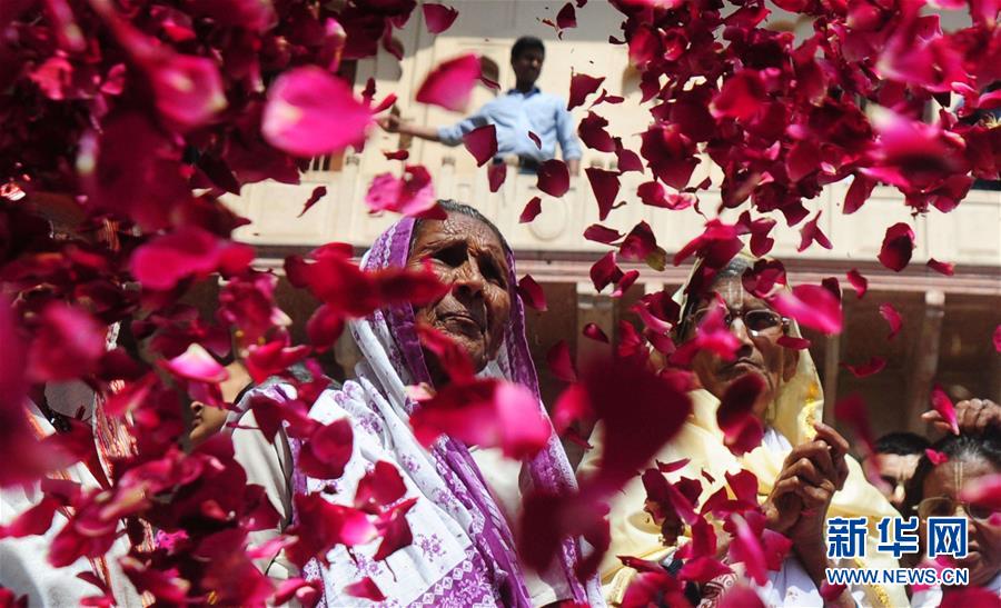 印度“寡妇之城”庆祝洒红节