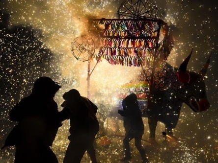 墨西哥图特佩克焰火节 场面壮观