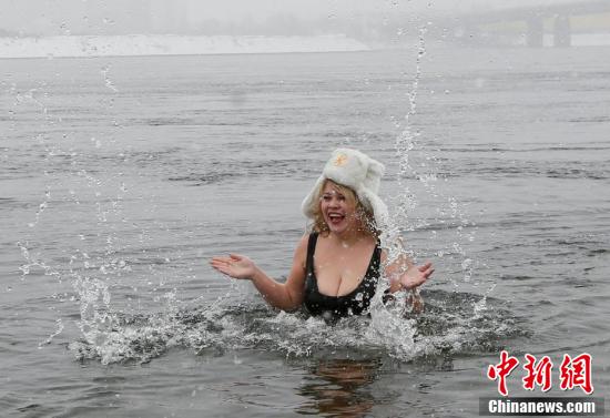 俄罗斯丰腴美人选美大赛 胸围腰围臀围都得够大