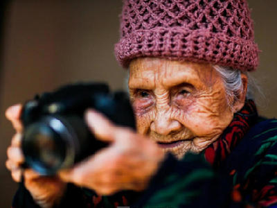 她41岁开始学摄影 坚持了64年