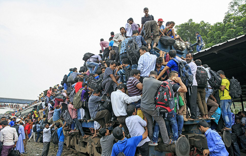 孟加拉国日常通勤繁忙 火车不堪重负