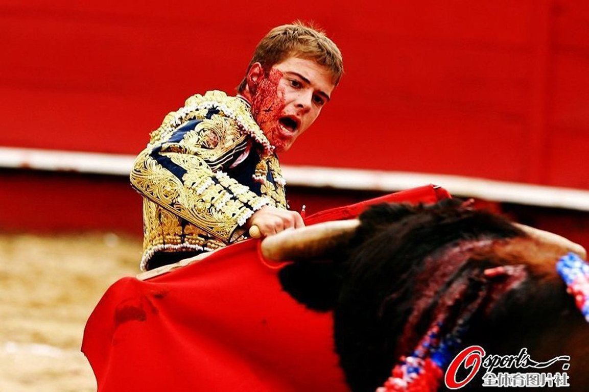 独眼斗牛士遭公牛重击全身多处刺伤 假眼瞬间飞出