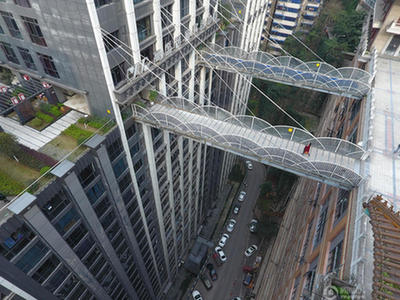 重庆现68.5米超高天桥 横跨两座大楼