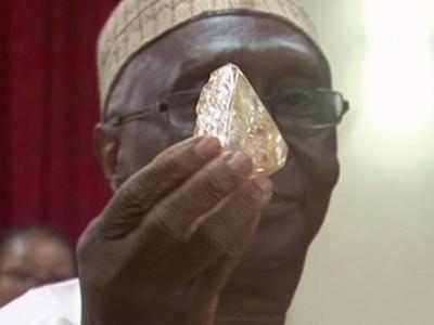 塞拉利昂男子发现706克拉巨钻并决定捐给国家