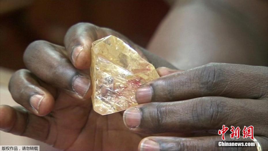 塞拉利昂男子发现706克拉巨钻并决定捐给国家