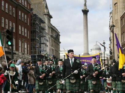 伦敦举行圣帕特里克节游行