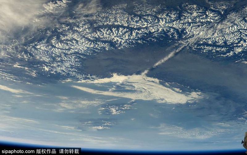 宇航员更新“太空日记” 地球美照来袭