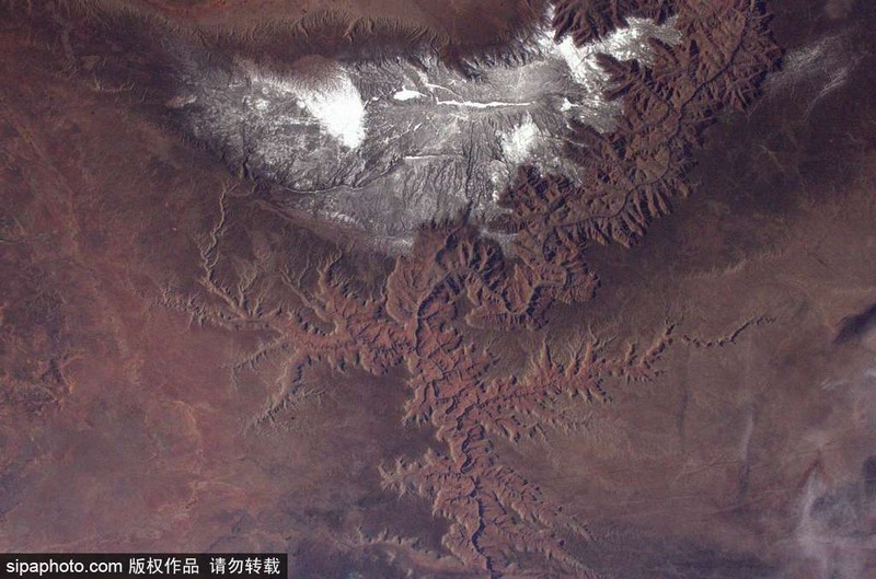 宇航员更新“太空日记” 地球美照来袭