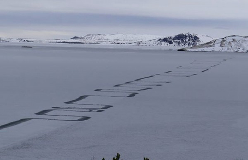 冰岛一冰湖上现奇异裂纹 网友狂猜“外星人来访”