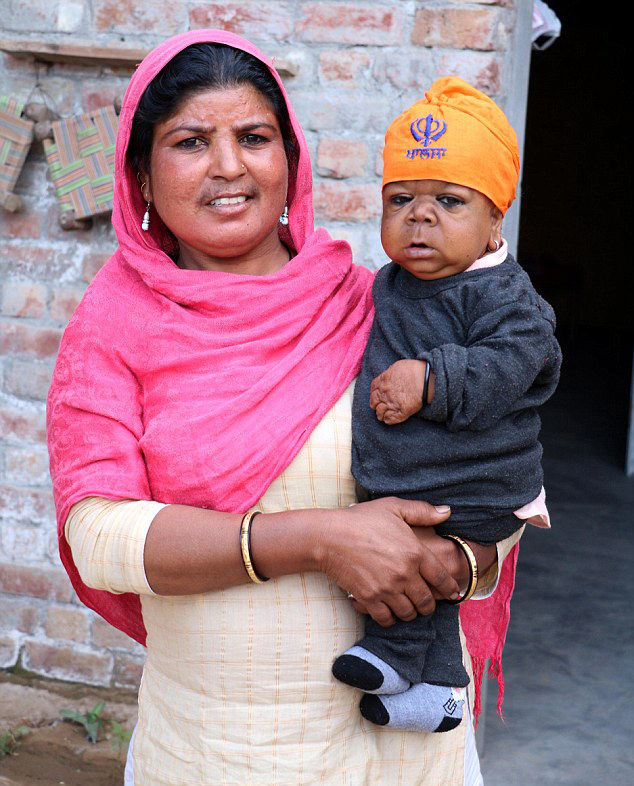印度21岁男子身形似婴儿 被奉为“神”每天祭拜