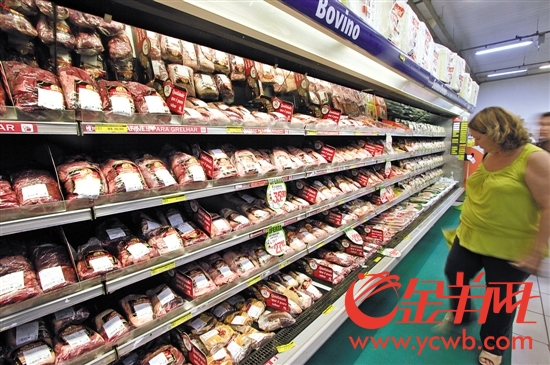 巴西累西腓某超市肉类商品柜台