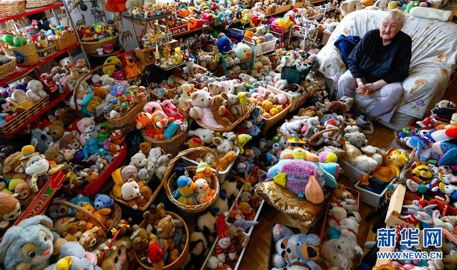 从年轻直到年老 比利时老人收藏两万件玩具